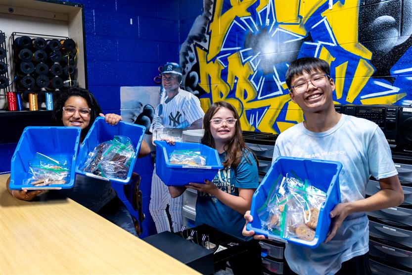 Brentwood High students run a cookie store